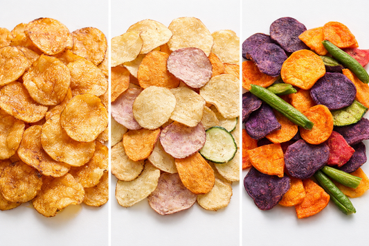 Drei Snackarten im Vergleich: frittierte Chips mit Ölüberschuss, gebackene Chips aus verschiedenen Gemüsesorten und leichte, vakuumgekochte Gemüsechips mit natürlicher Farbe.