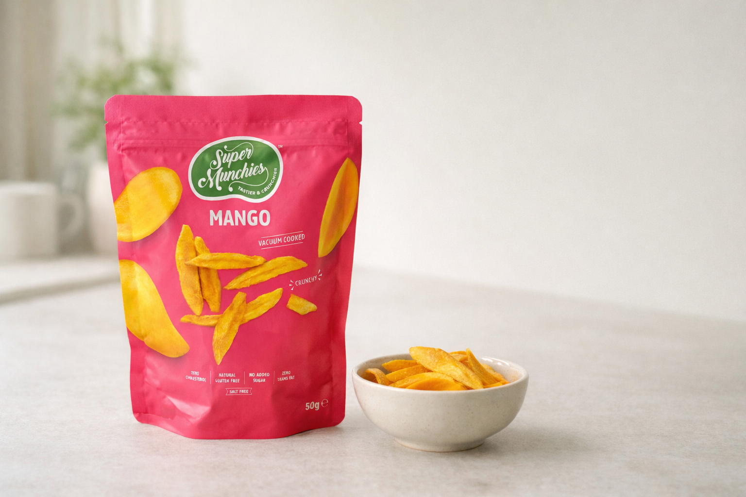 Super Munchies Mango Chips Packung in Pink mit knusprigen, vakuumgekochten Mangoscheiben, ohne Zuckerzusatz, vegan und glutenfrei.
